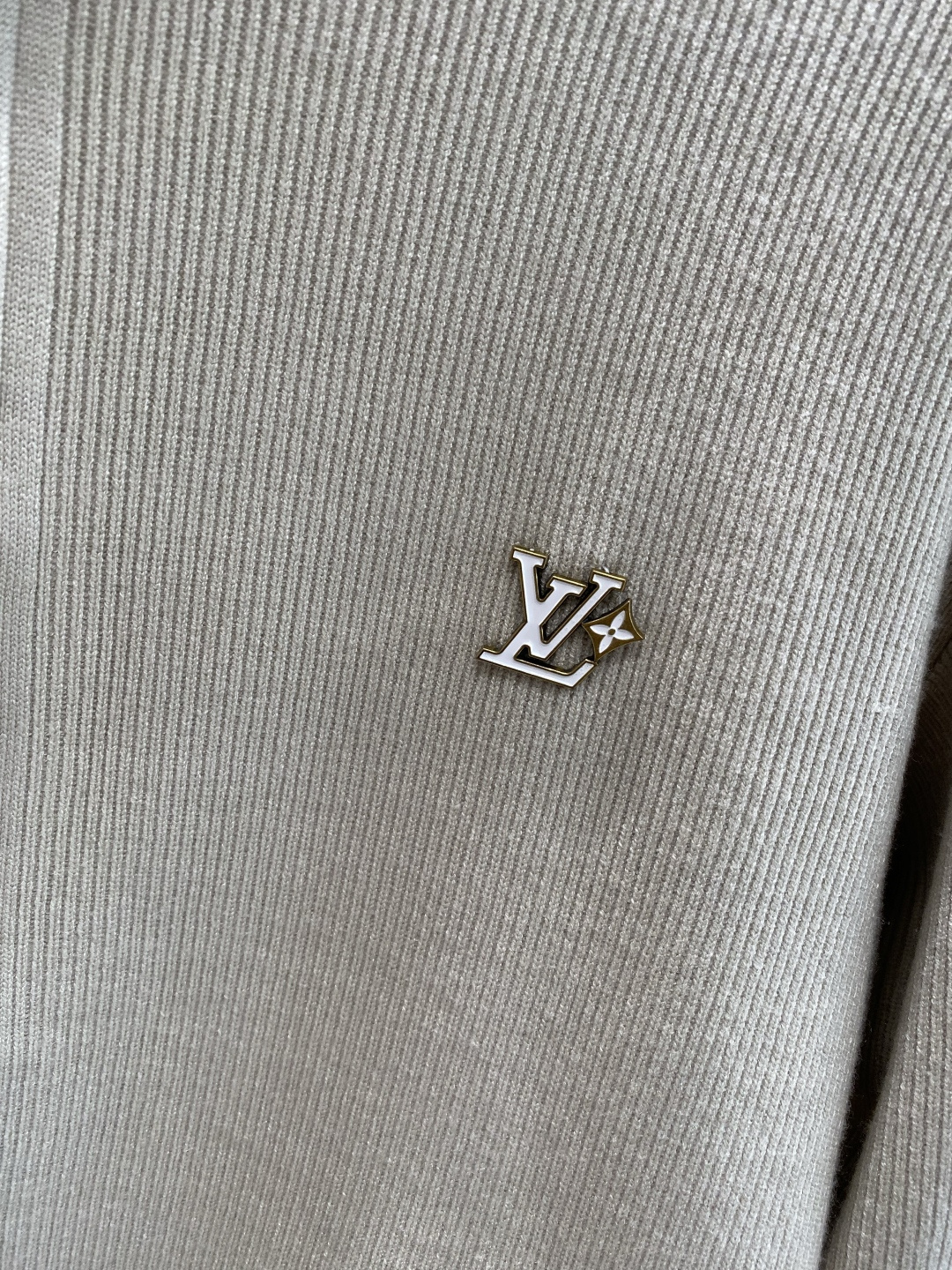 《𝙉𝙚𝙬🤍🖤驴家》开衫新款针织毛衣衫，彰显2025秋冬秀场的 主题。责任采购羊毛成就换季时节的典雅之选，