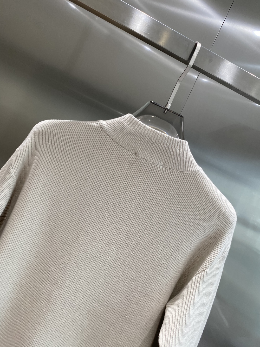 《𝙉𝙚𝙬🤍🖤驴家》开衫新款针织毛衣衫，彰显2025秋冬秀场的 主题。责任采购羊毛成就换季时节的典雅之选，