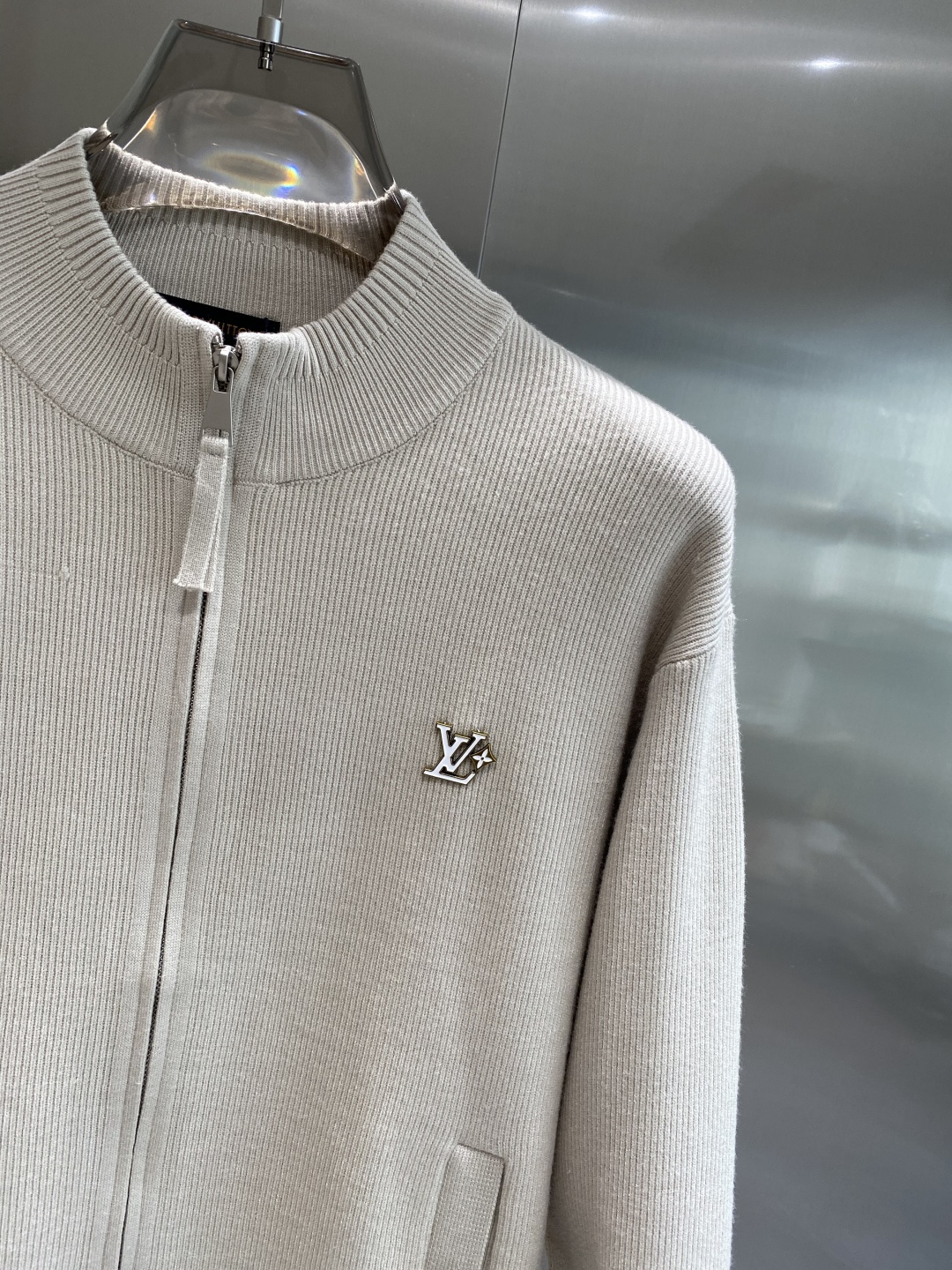 《𝙉𝙚𝙬🤍🖤驴家》开衫新款针织毛衣衫，彰显2025秋冬秀场的 主题。责任采购羊毛成就换季时节的典雅之选，