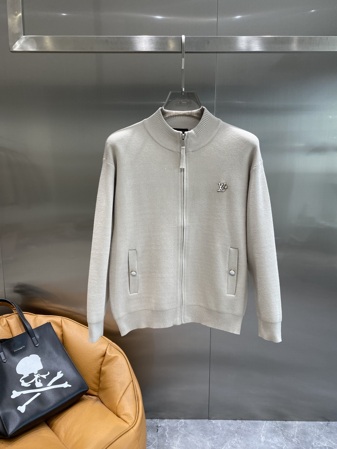 《𝙉𝙚𝙬🤍🖤驴家》开衫新款针织毛衣衫，彰显2025秋冬秀场的 主题。责任采购羊毛成就换季时节的典雅之选，