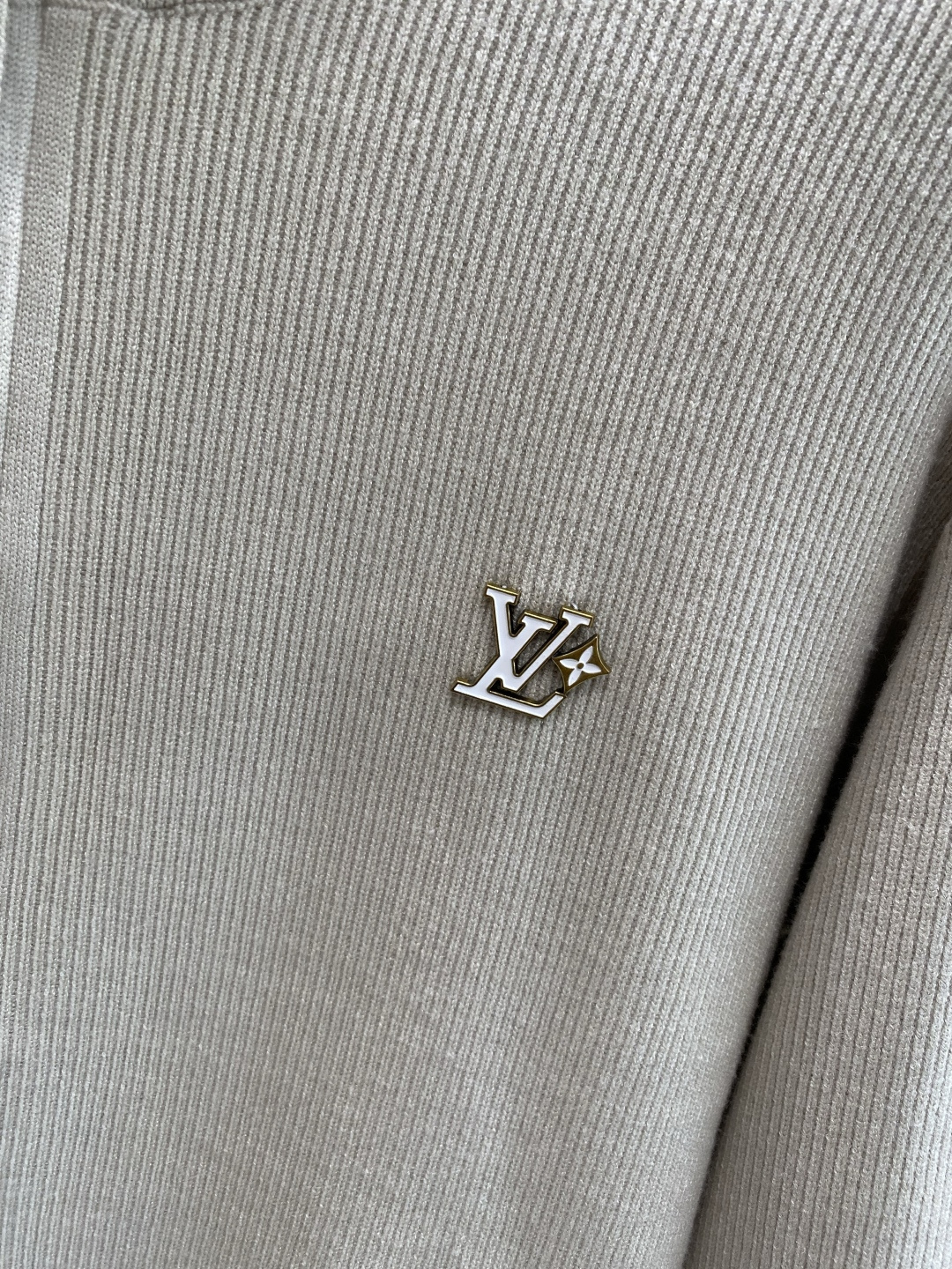 《𝙉𝙚𝙬🤍🖤驴家》开衫新款针织毛衣衫，彰显2025秋冬秀场的 主题。责任采购羊毛成就换季时节的典雅之选，