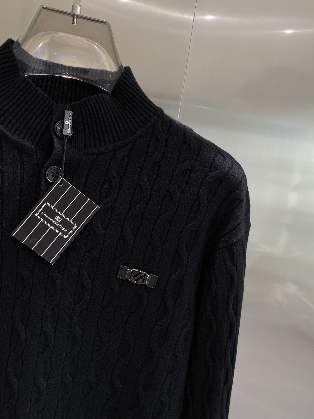 《𝙉𝙚𝙬🤍🖤杰尼家》秋冬经典男士针织长袖圆领套头毛衣 这款针织衫向经典图案致敬。采用棉质平纹针织面料精心