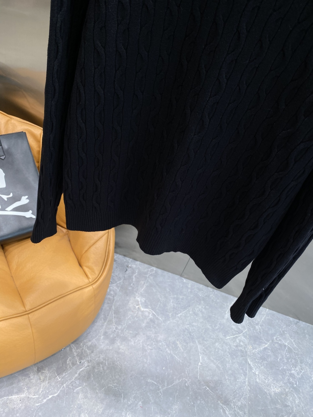 《𝙉𝙚𝙬🤍🖤杰尼家》秋冬经典男士针织长袖圆领套头毛衣 这款针织衫向经典图案致敬。采用棉质平纹针织面料精心