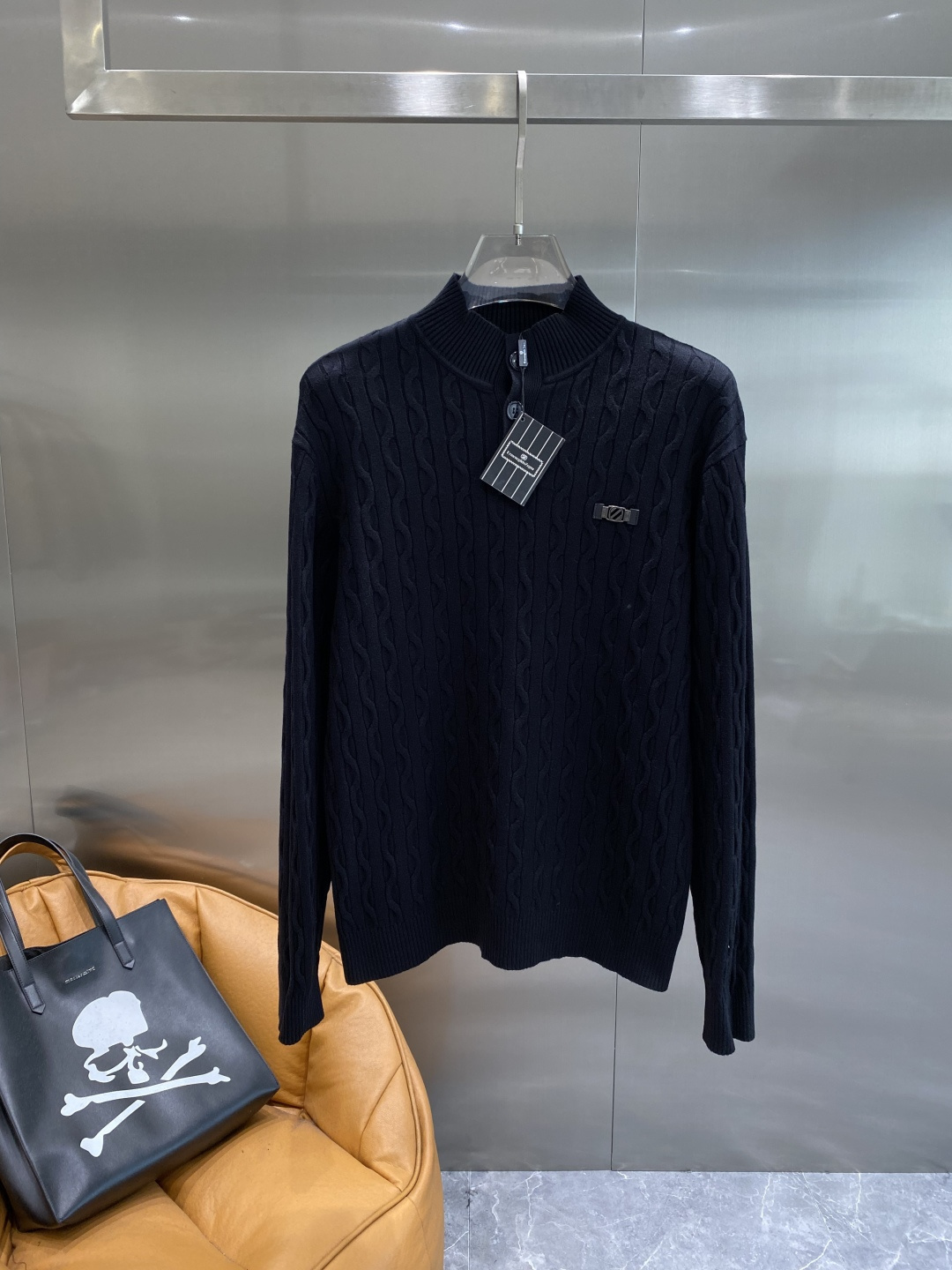 《𝙉𝙚𝙬🤍🖤杰尼家》秋冬经典男士针织长袖圆领套头毛衣 这款针织衫向经典图案致敬。采用棉质平纹针织面料精心