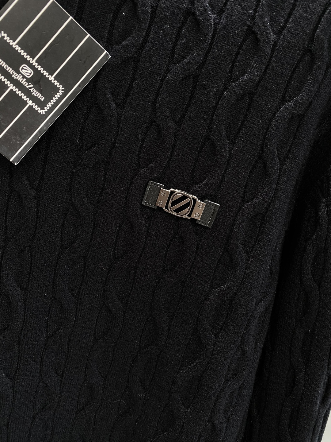 《𝙉𝙚𝙬🤍🖤杰尼家》秋冬经典男士针织长袖圆领套头毛衣 这款针织衫向经典图案致敬。采用棉质平纹针织面料精心