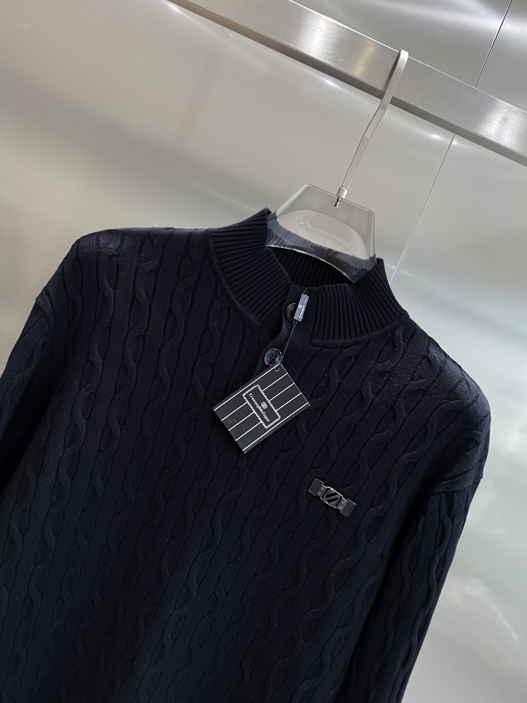 《𝙉𝙚𝙬🤍🖤杰尼家》秋冬经典男士针织长袖圆领套头毛衣 这款针织衫向经典图案致敬。采用棉质平纹针织面料精心