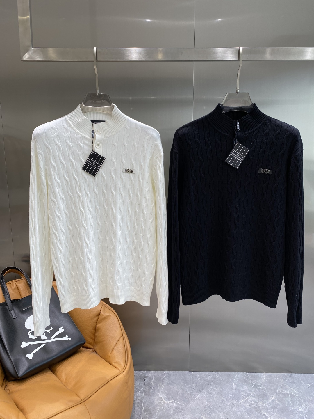 《𝙉𝙚𝙬🤍🖤杰尼家》秋冬经典男士针织长袖圆领套头毛衣 这款针织衫向经典图案致敬。采用棉质平纹针织面料精心