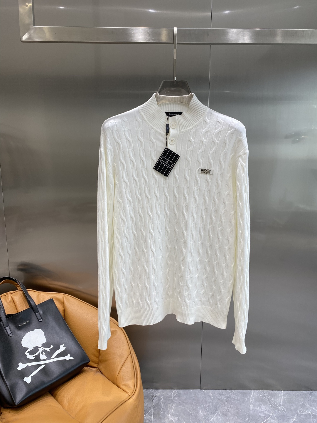 《𝙉𝙚𝙬🤍🖤杰尼家》秋冬经典男士针织长袖圆领套头毛衣 这款针织衫向经典图案致敬。采用棉质平纹针织面料精心