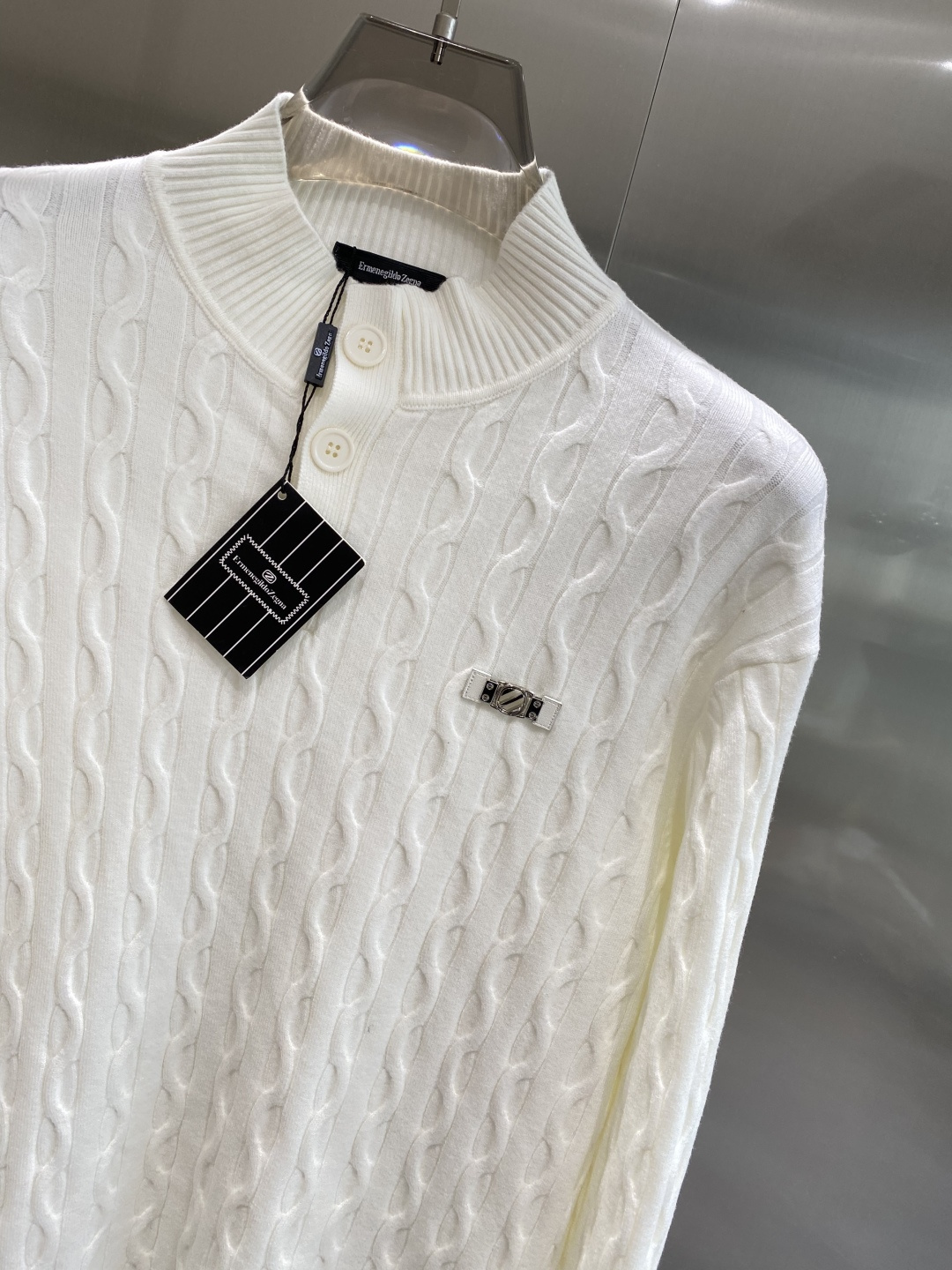 《𝙉𝙚𝙬🤍🖤杰尼家》秋冬经典男士针织长袖圆领套头毛衣 这款针织衫向经典图案致敬。采用棉质平纹针织面料精心