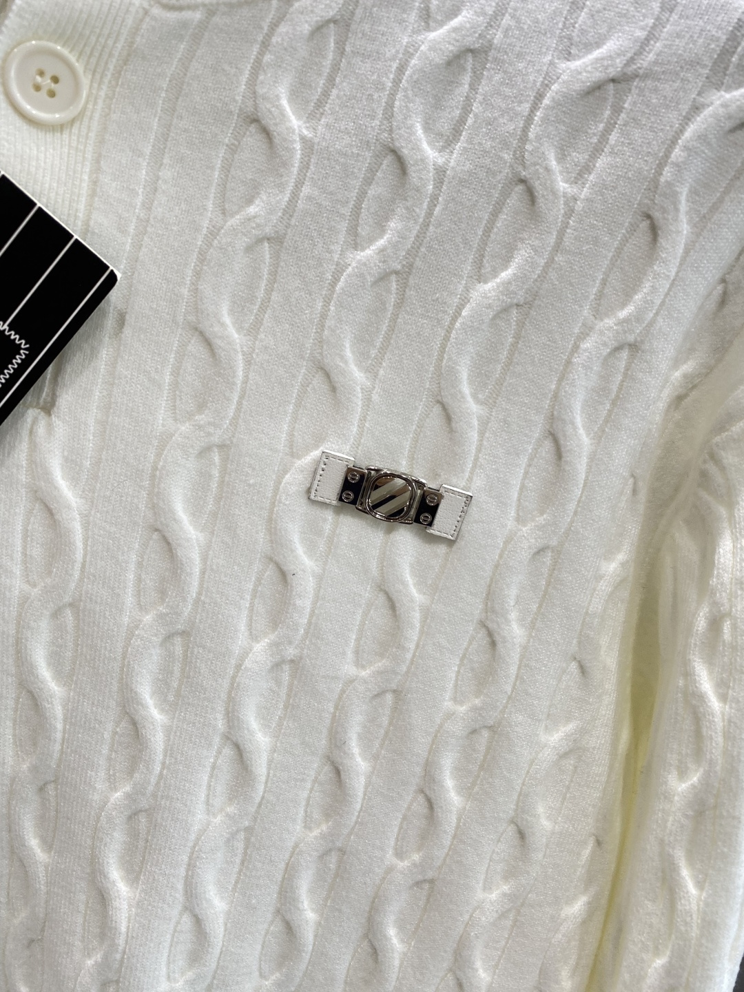 《𝙉𝙚𝙬🤍🖤杰尼家》秋冬经典男士针织长袖圆领套头毛衣 这款针织衫向经典图案致敬。采用棉质平纹针织面料精心