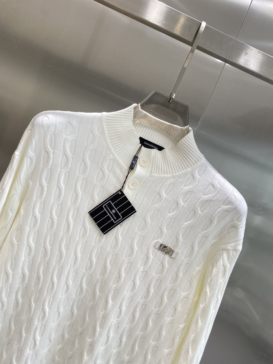 《𝙉𝙚𝙬🤍🖤杰尼家》秋冬经典男士针织长袖圆领套头毛衣 这款针织衫向经典图案致敬。采用棉质平纹针织面料精心
