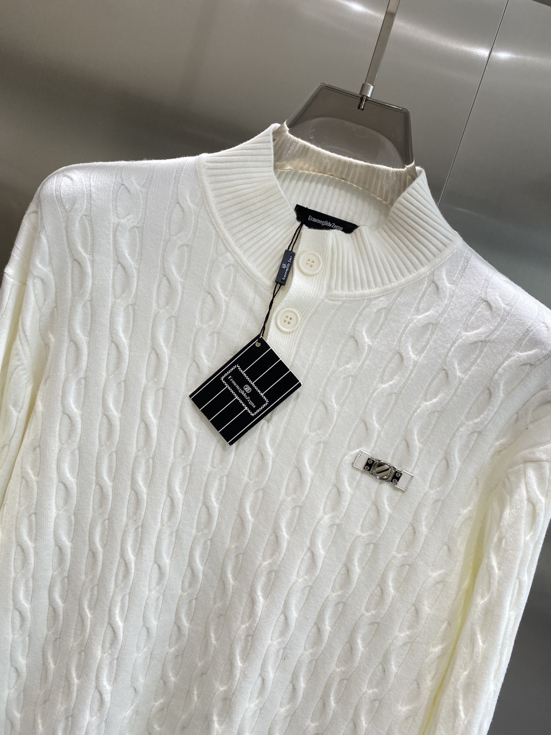 《𝙉𝙚𝙬🤍🖤杰尼家》秋冬经典男士针织长袖圆领套头毛衣 这款针织衫向经典图案致敬。采用棉质平纹针织面料精心