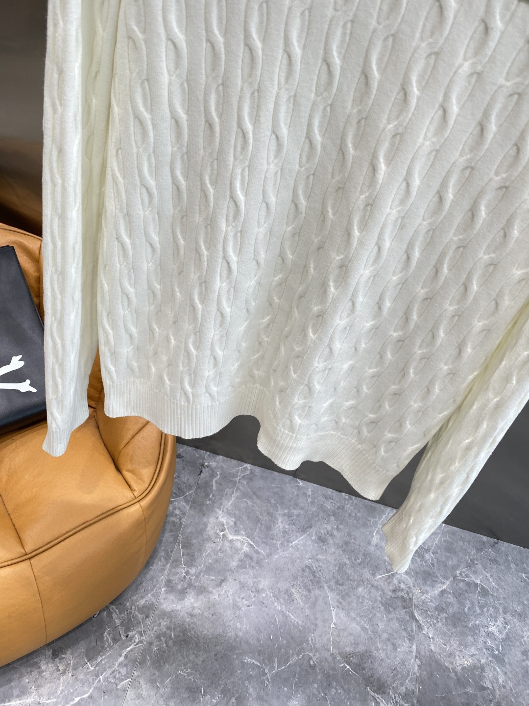 《𝙉𝙚𝙬🤍🖤杰尼家》秋冬经典男士针织长袖圆领套头毛衣 这款针织衫向经典图案致敬。采用棉质平纹针织面料精心