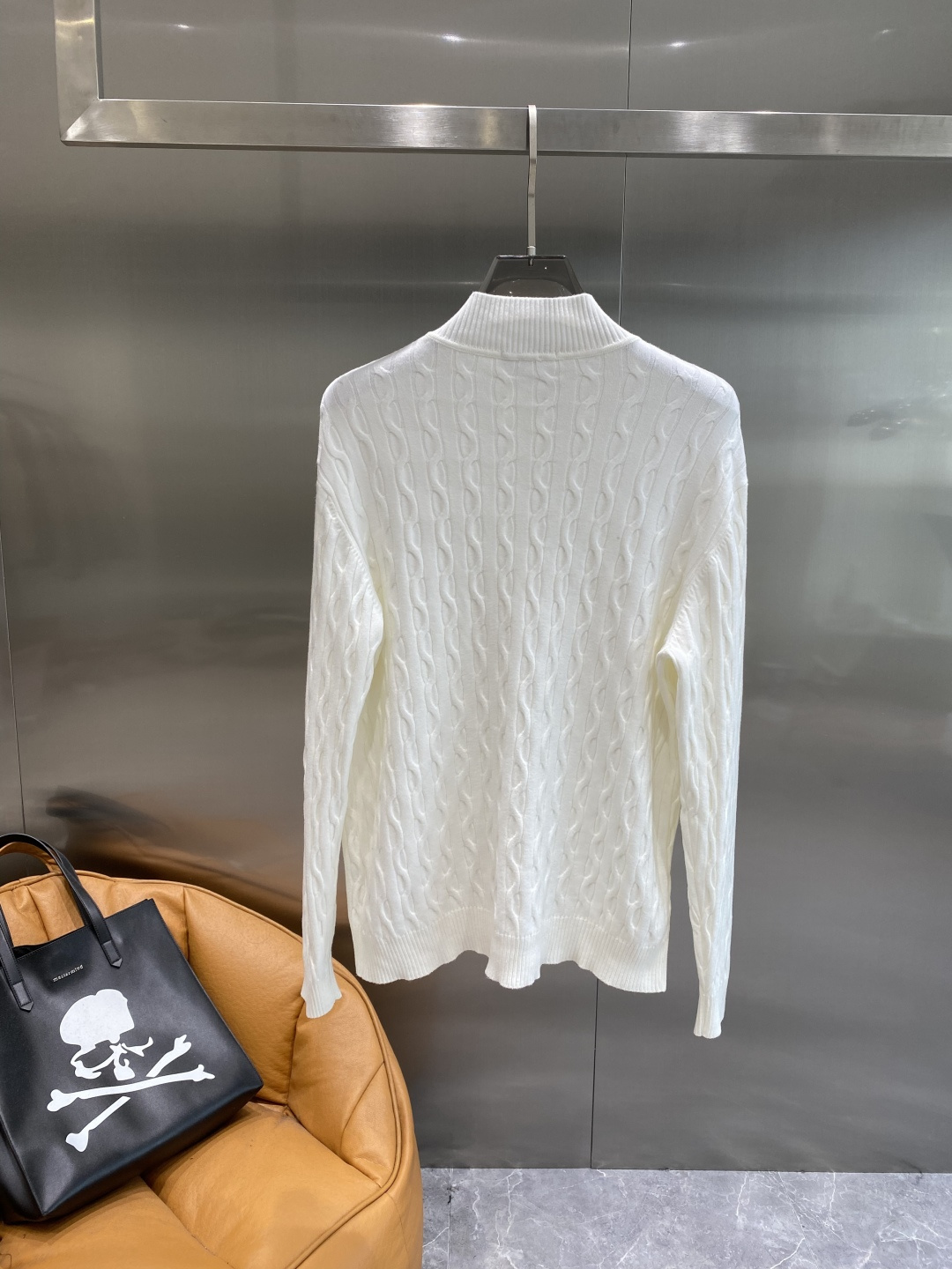 《𝙉𝙚𝙬🤍🖤杰尼家》秋冬经典男士针织长袖圆领套头毛衣 这款针织衫向经典图案致敬。采用棉质平纹针织面料精心