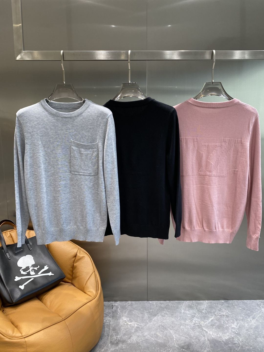 《𝙉𝙚𝙬🤍🖤驴家》2025官网秋冬季最新毛衣，专柜同步在售爆款！特供羊毛混纺面料.手感舒适.可直接接触皮