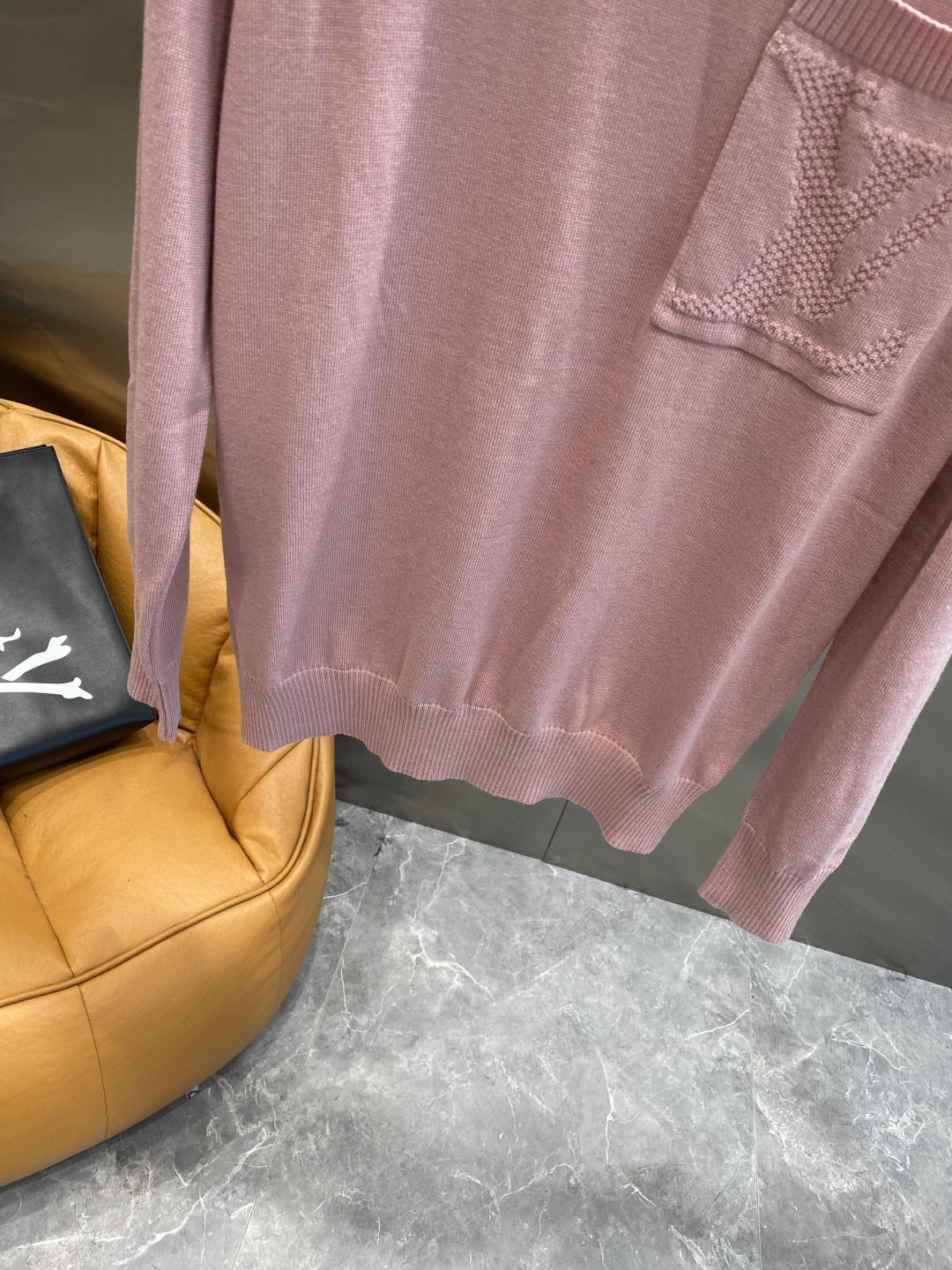 《𝙉𝙚𝙬🤍🖤驴家》2025官网秋冬季最新毛衣，专柜同步在售爆款！特供羊毛混纺面料.手感舒适.可直接接触皮