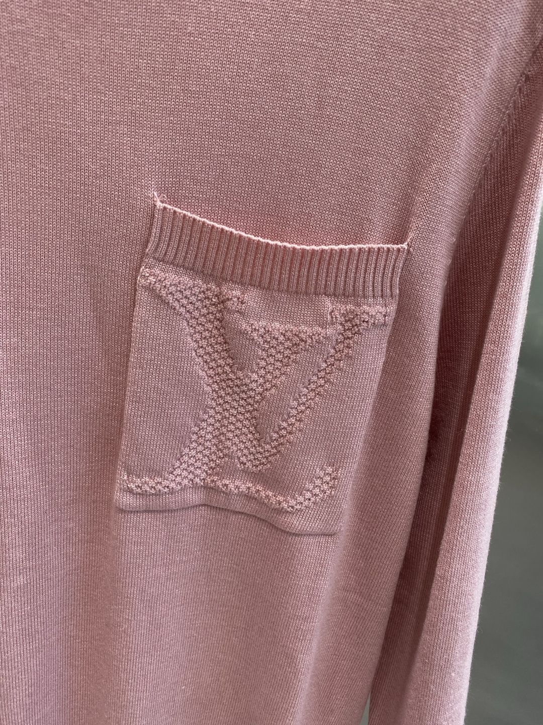 《𝙉𝙚𝙬🤍🖤驴家》2025官网秋冬季最新毛衣，专柜同步在售爆款！特供羊毛混纺面料.手感舒适.可直接接触皮