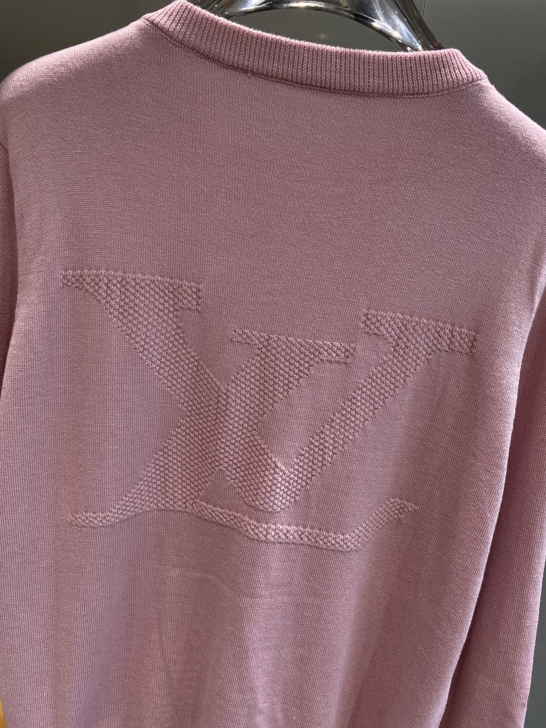 《𝙉𝙚𝙬🤍🖤驴家》2025官网秋冬季最新毛衣，专柜同步在售爆款！特供羊毛混纺面料.手感舒适.可直接接触皮