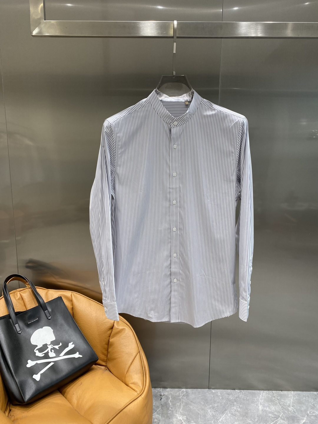 《𝙉𝙚𝙬🤍🖤alo 家》2025秋冬重磅推荐！高级成衣 十足腔调经典翻领衬衫！胸前品牌LOGO设计 让你