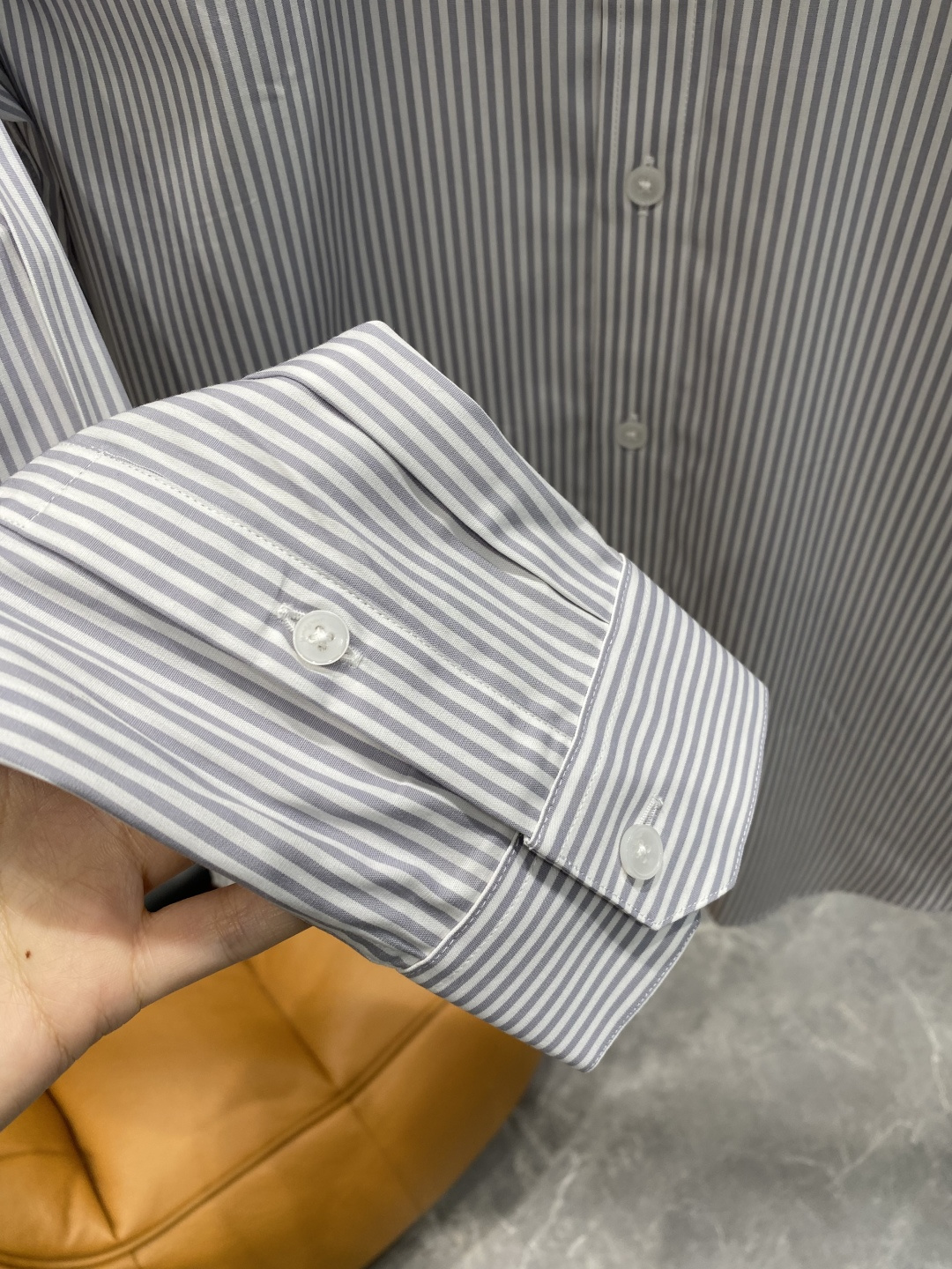 《𝙉𝙚𝙬🤍🖤alo 家》2025秋冬重磅推荐！高级成衣 十足腔调经典翻领衬衫！胸前品牌LOGO设计 让你