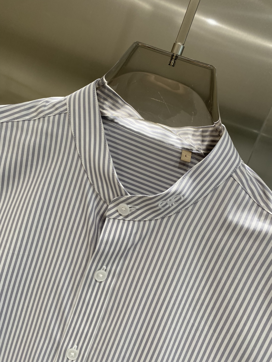 《𝙉𝙚𝙬🤍🖤alo 家》2025秋冬重磅推荐！高级成衣 十足腔调经典翻领衬衫！胸前品牌LOGO设计 让你