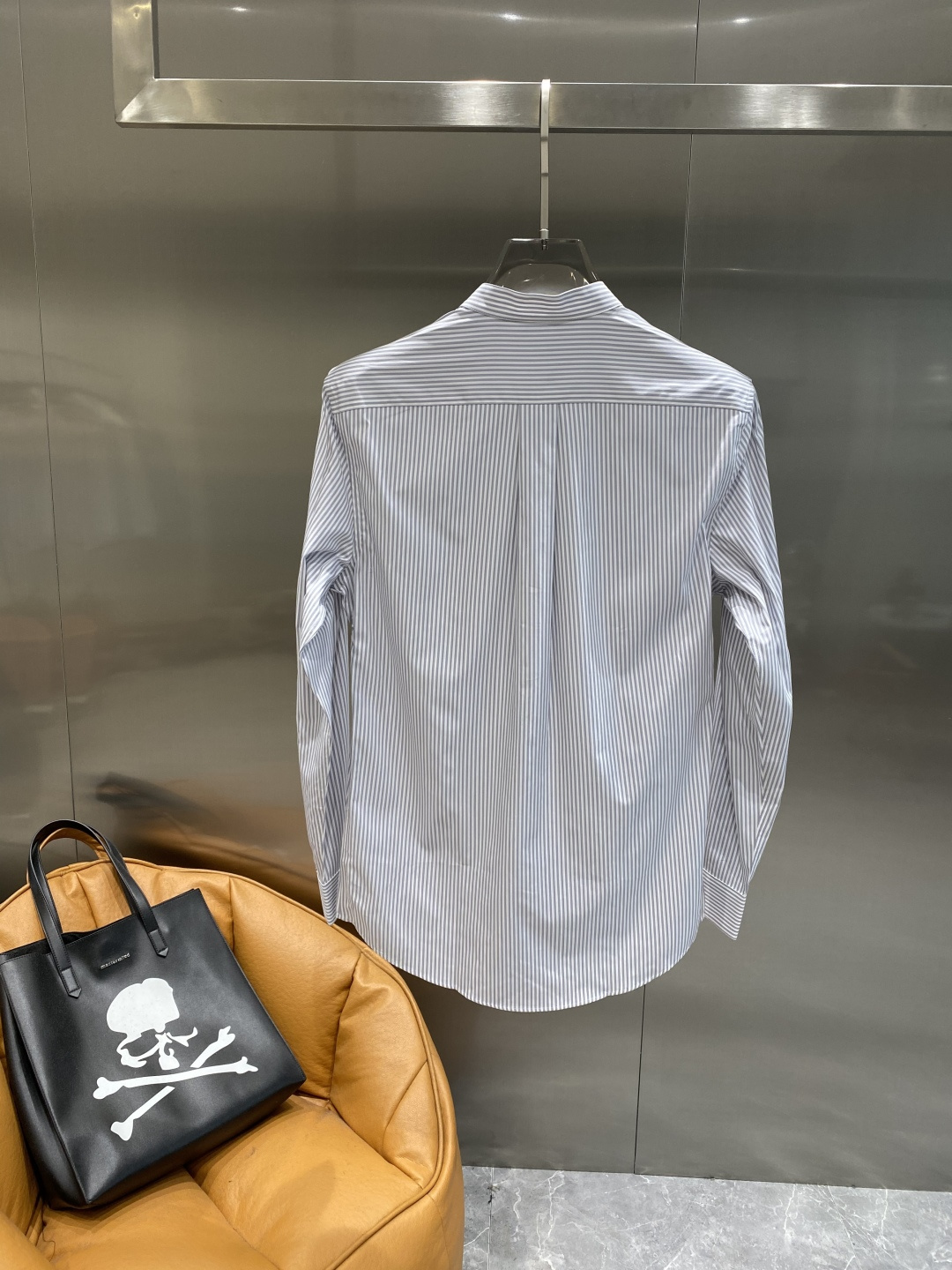 《𝙉𝙚𝙬🤍🖤alo 家》2025秋冬重磅推荐！高级成衣 十足腔调经典翻领衬衫！胸前品牌LOGO设计 让你