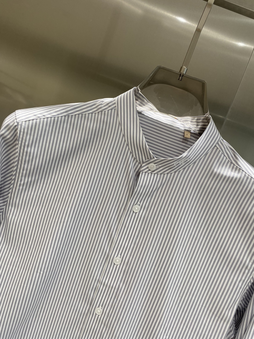 《𝙉𝙚𝙬🤍🖤alo 家》2025秋冬重磅推荐！高级成衣 十足腔调经典翻领衬衫！胸前品牌LOGO设计 让你