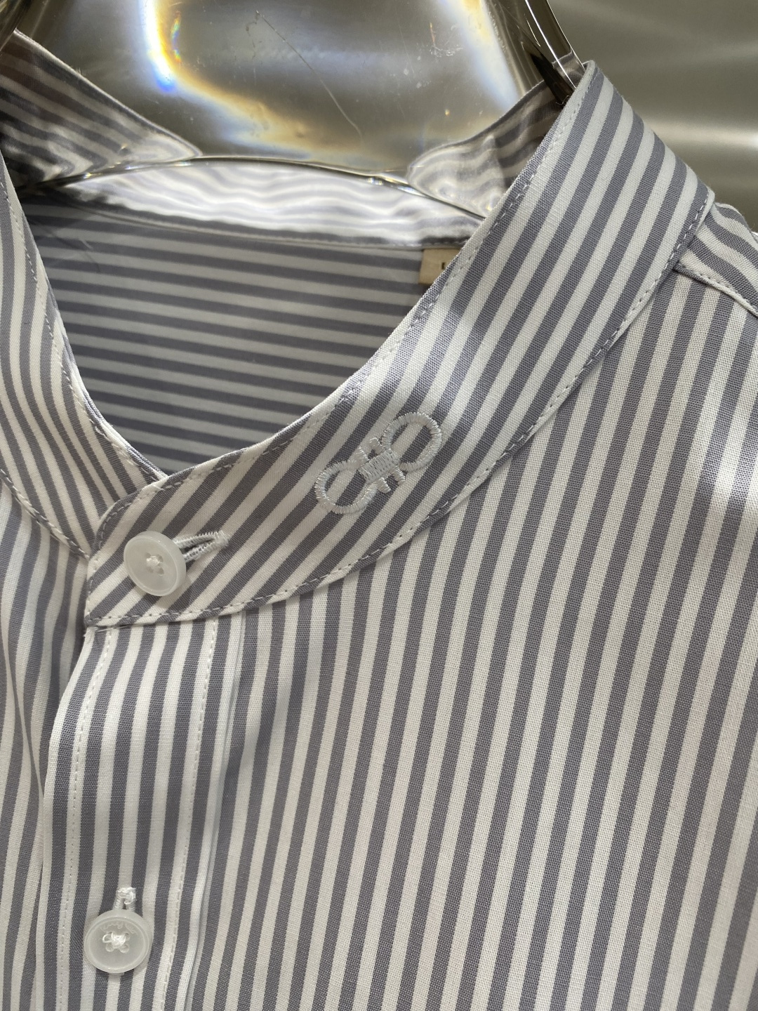 《𝙉𝙚𝙬🤍🖤alo 家》2025秋冬重磅推荐！高级成衣 十足腔调经典翻领衬衫！胸前品牌LOGO设计 让你