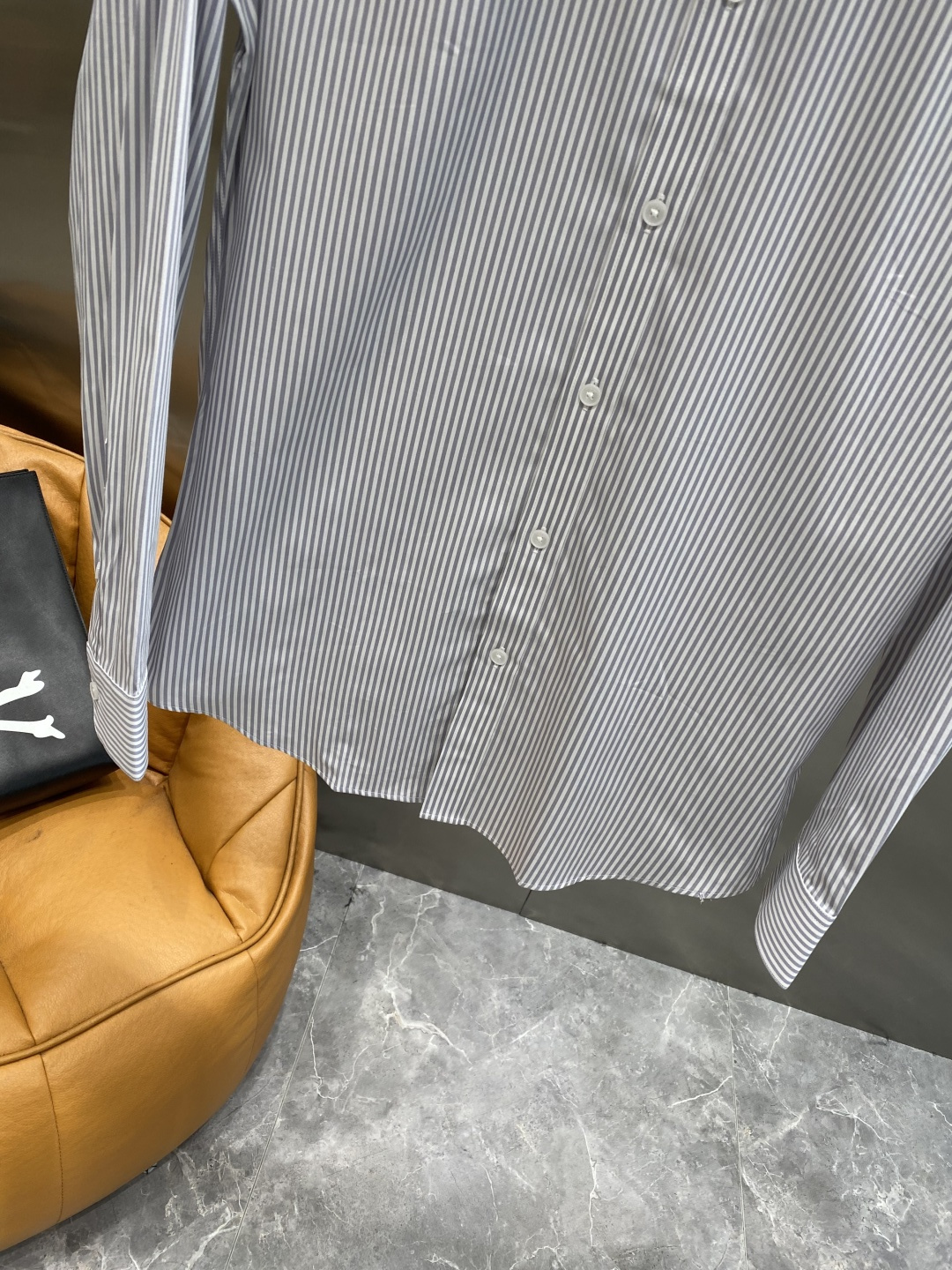 《𝙉𝙚𝙬🤍🖤alo 家》2025秋冬重磅推荐！高级成衣 十足腔调经典翻领衬衫！胸前品牌LOGO设计 让你