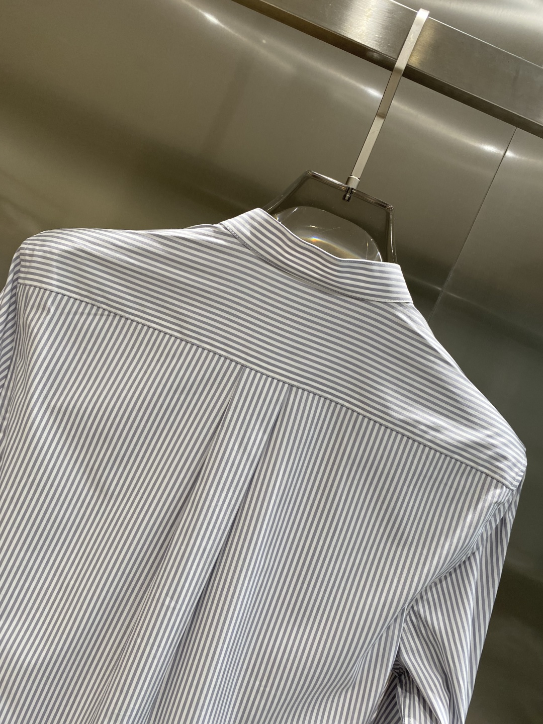 《𝙉𝙚𝙬🤍🖤alo 家》2025秋冬重磅推荐！高级成衣 十足腔调经典翻领衬衫！胸前品牌LOGO设计 让你