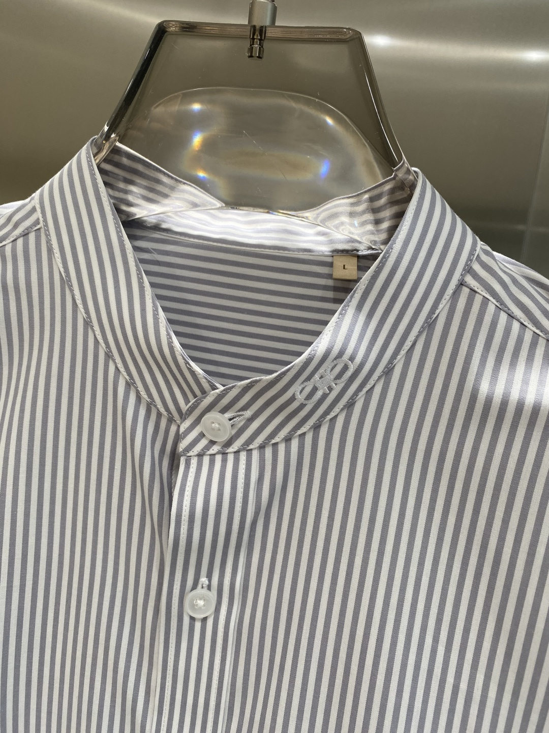 《𝙉𝙚𝙬🤍🖤alo 家》2025秋冬重磅推荐！高级成衣 十足腔调经典翻领衬衫！胸前品牌LOGO设计 让你