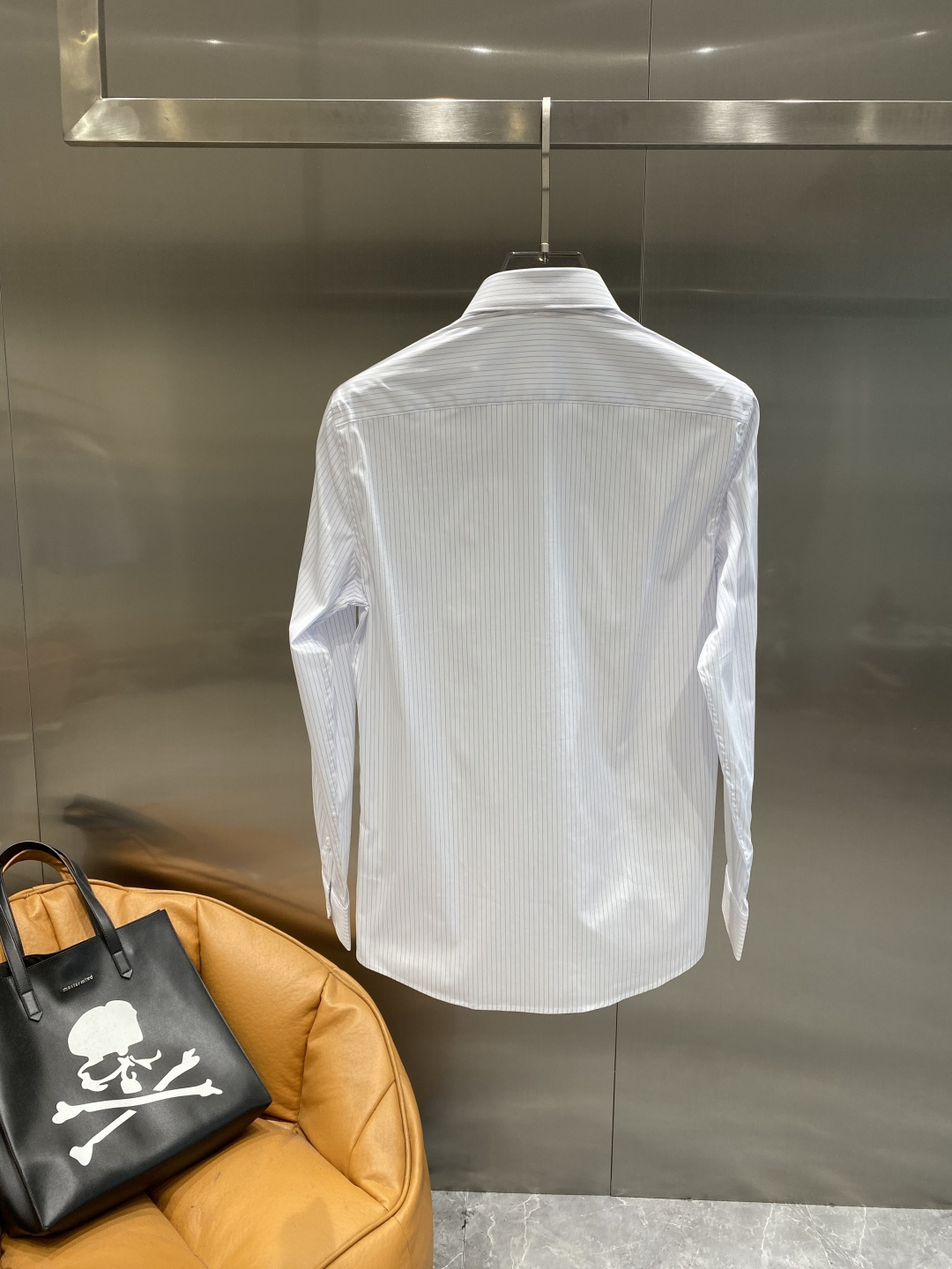 《𝙉𝙚𝙬🤍🖤菲拉 家》2025秋冬重磅推荐！高级成衣 十足腔调经典翻领衬衫！胸前品牌LOGO设计 让你感