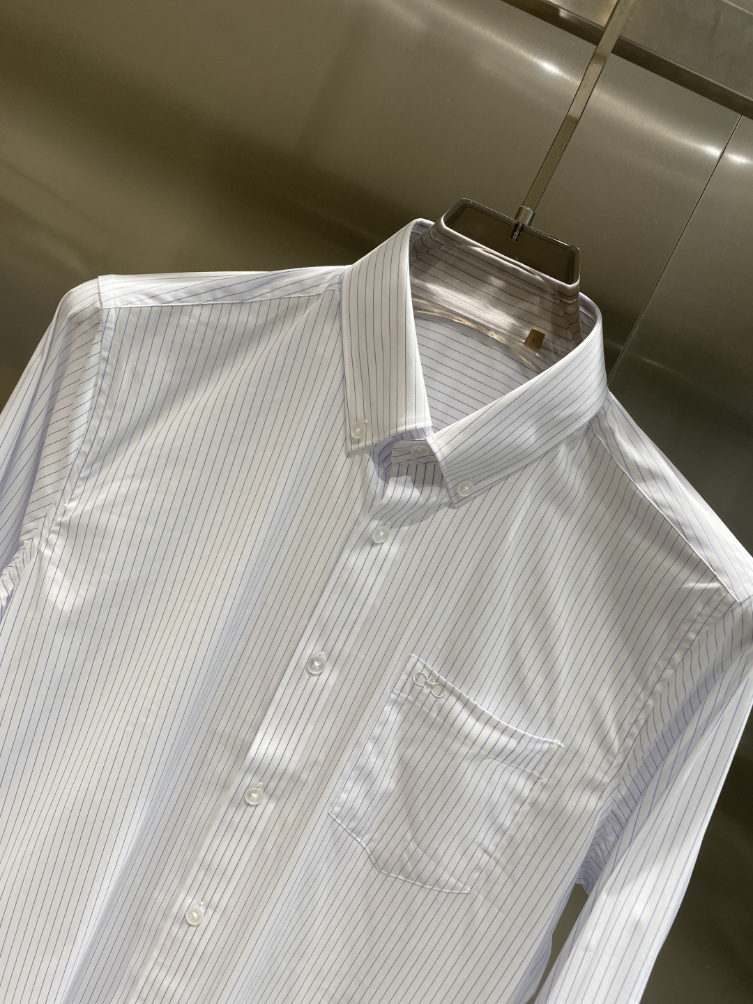 《𝙉𝙚𝙬🤍🖤菲拉 家》2025秋冬重磅推荐！高级成衣 十足腔调经典翻领衬衫！胸前品牌LOGO设计 让你感