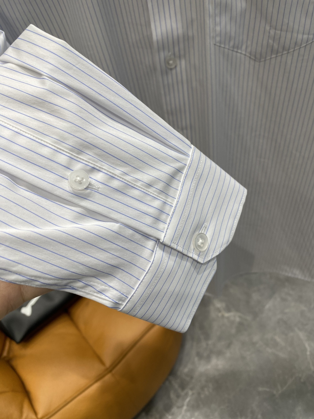 《𝙉𝙚𝙬🤍🖤菲拉 家》2025秋冬重磅推荐！高级成衣 十足腔调经典翻领衬衫！胸前品牌LOGO设计 让你感