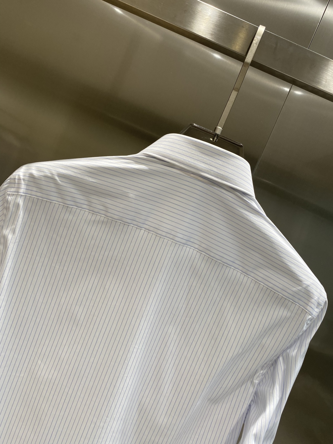 《𝙉𝙚𝙬🤍🖤菲拉 家》2025秋冬重磅推荐！高级成衣 十足腔调经典翻领衬衫！胸前品牌LOGO设计 让你感