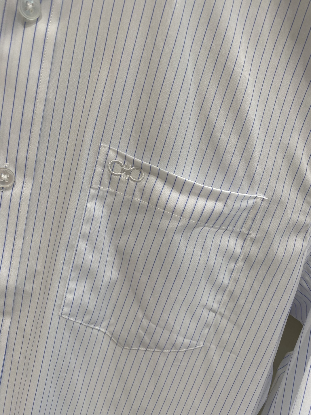 《𝙉𝙚𝙬🤍🖤菲拉 家》2025秋冬重磅推荐！高级成衣 十足腔调经典翻领衬衫！胸前品牌LOGO设计 让你感