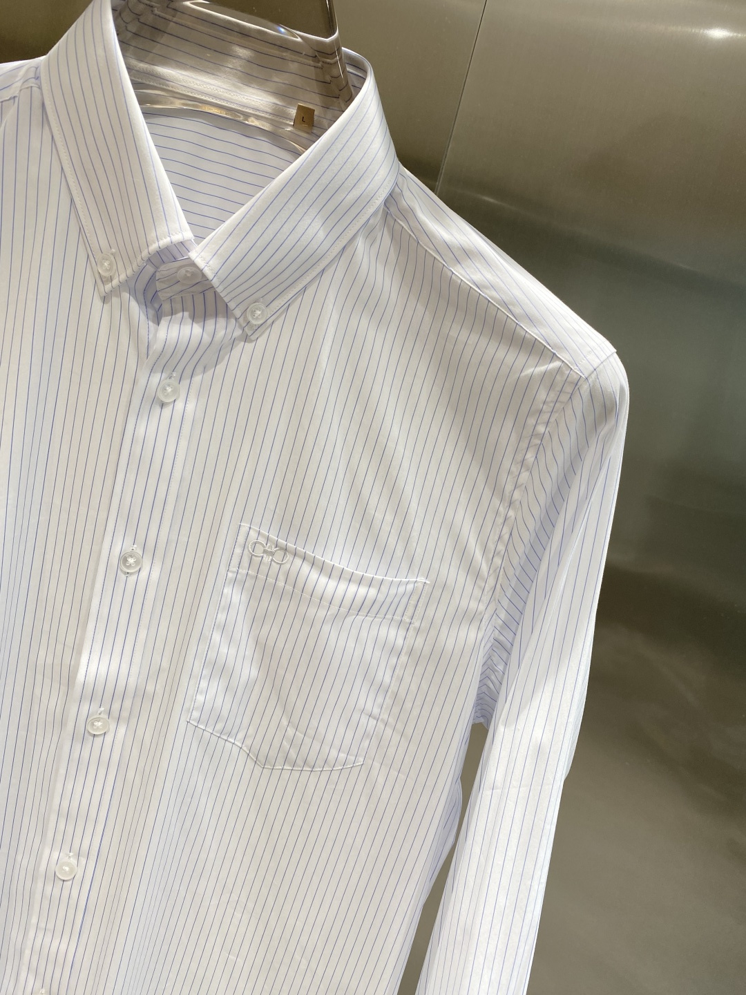 《𝙉𝙚𝙬🤍🖤菲拉 家》2025秋冬重磅推荐！高级成衣 十足腔调经典翻领衬衫！胸前品牌LOGO设计 让你感