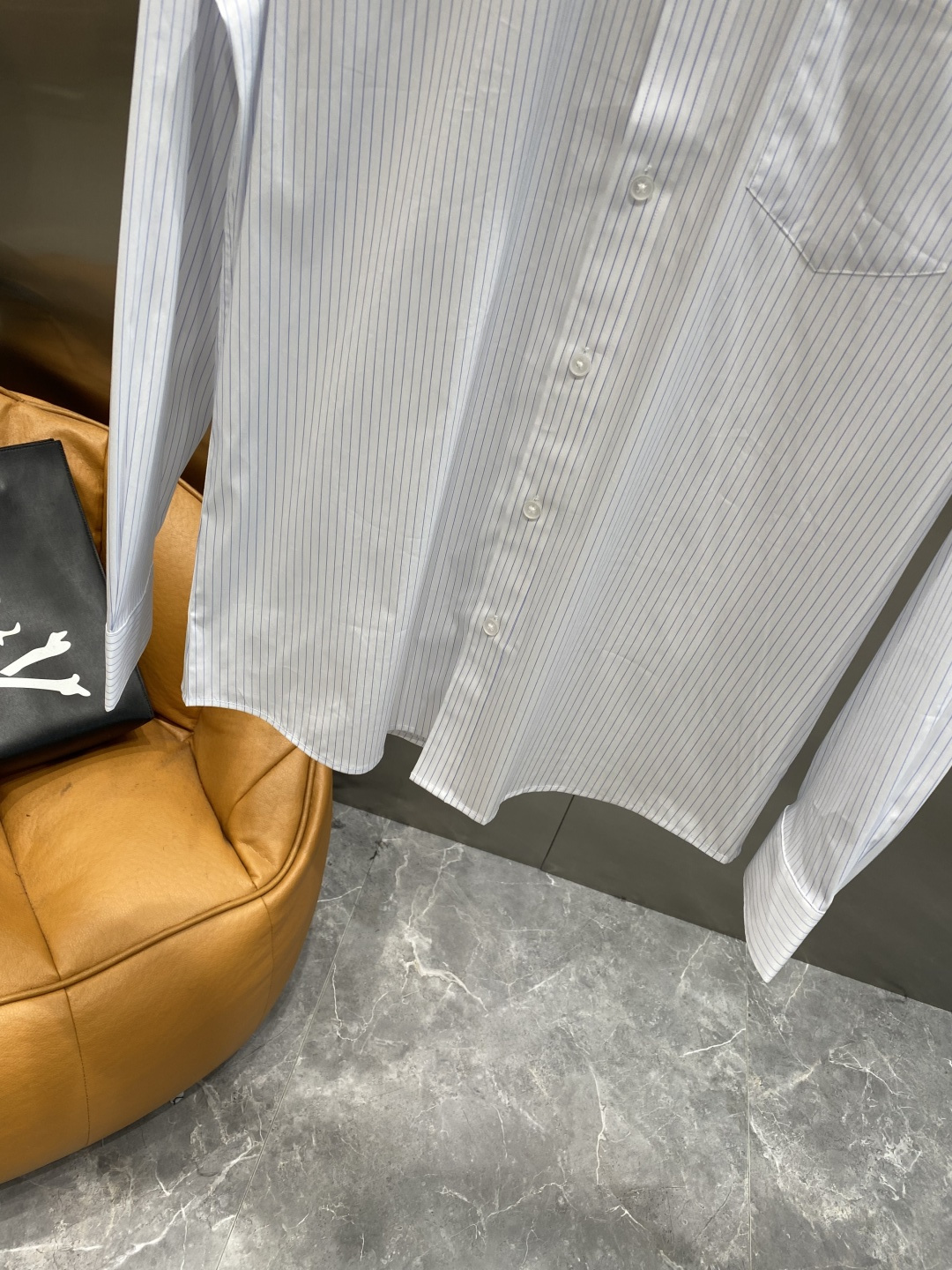 《𝙉𝙚𝙬🤍🖤菲拉 家》2025秋冬重磅推荐！高级成衣 十足腔调经典翻领衬衫！胸前品牌LOGO设计 让你感