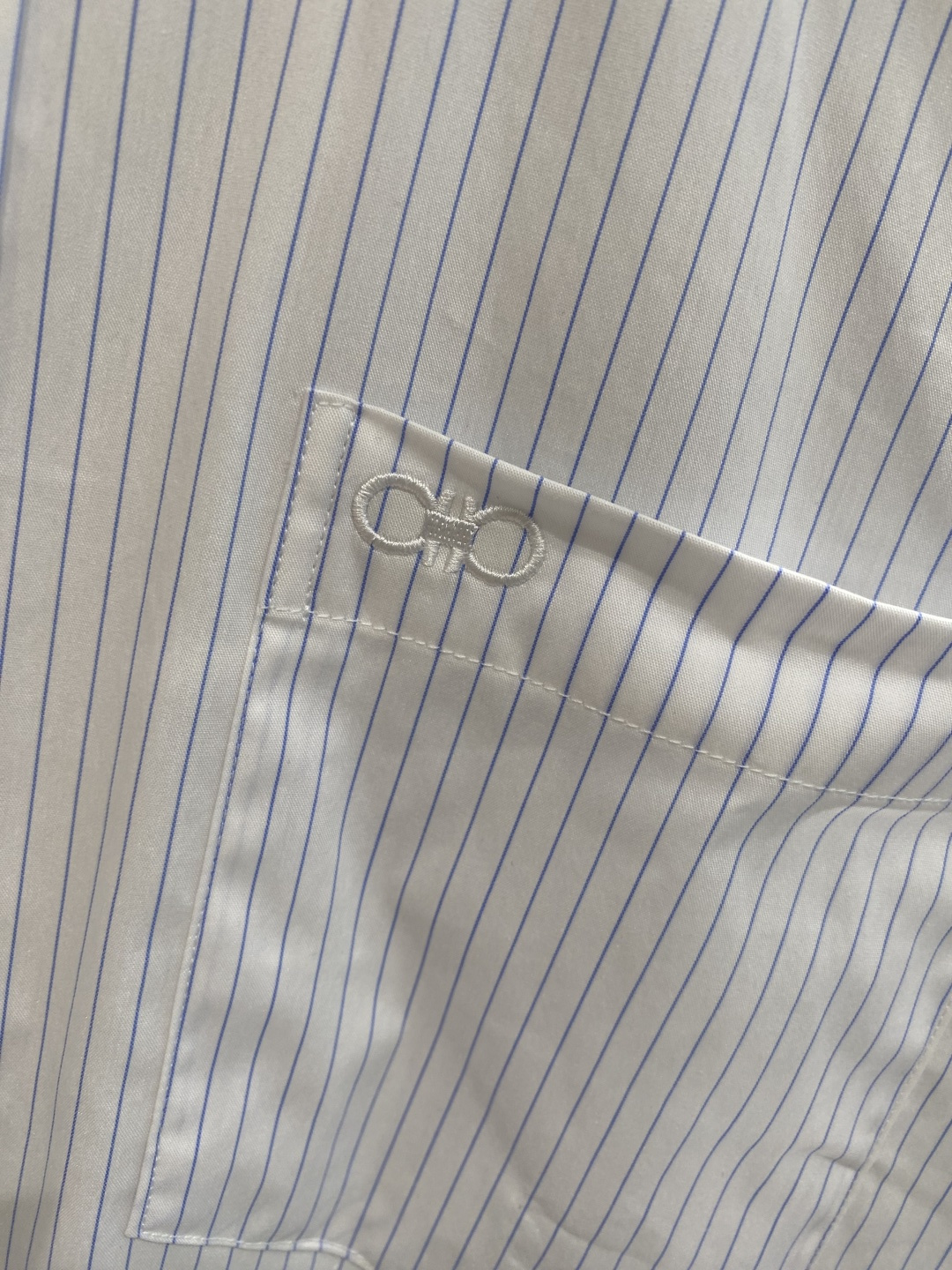 《𝙉𝙚𝙬🤍🖤菲拉 家》2025秋冬重磅推荐！高级成衣 十足腔调经典翻领衬衫！胸前品牌LOGO设计 让你感