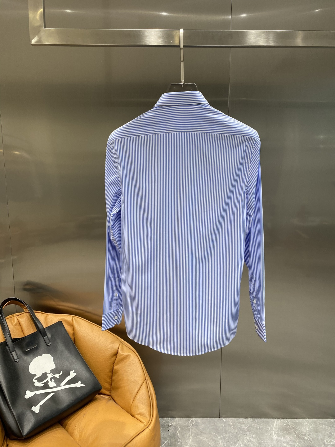 《𝙉𝙚𝙬🤍🖤古家》2025秋冬重磅推荐！高级成衣 十足腔调经典翻领衬衫！胸前品牌LOGO设计 让你感受与