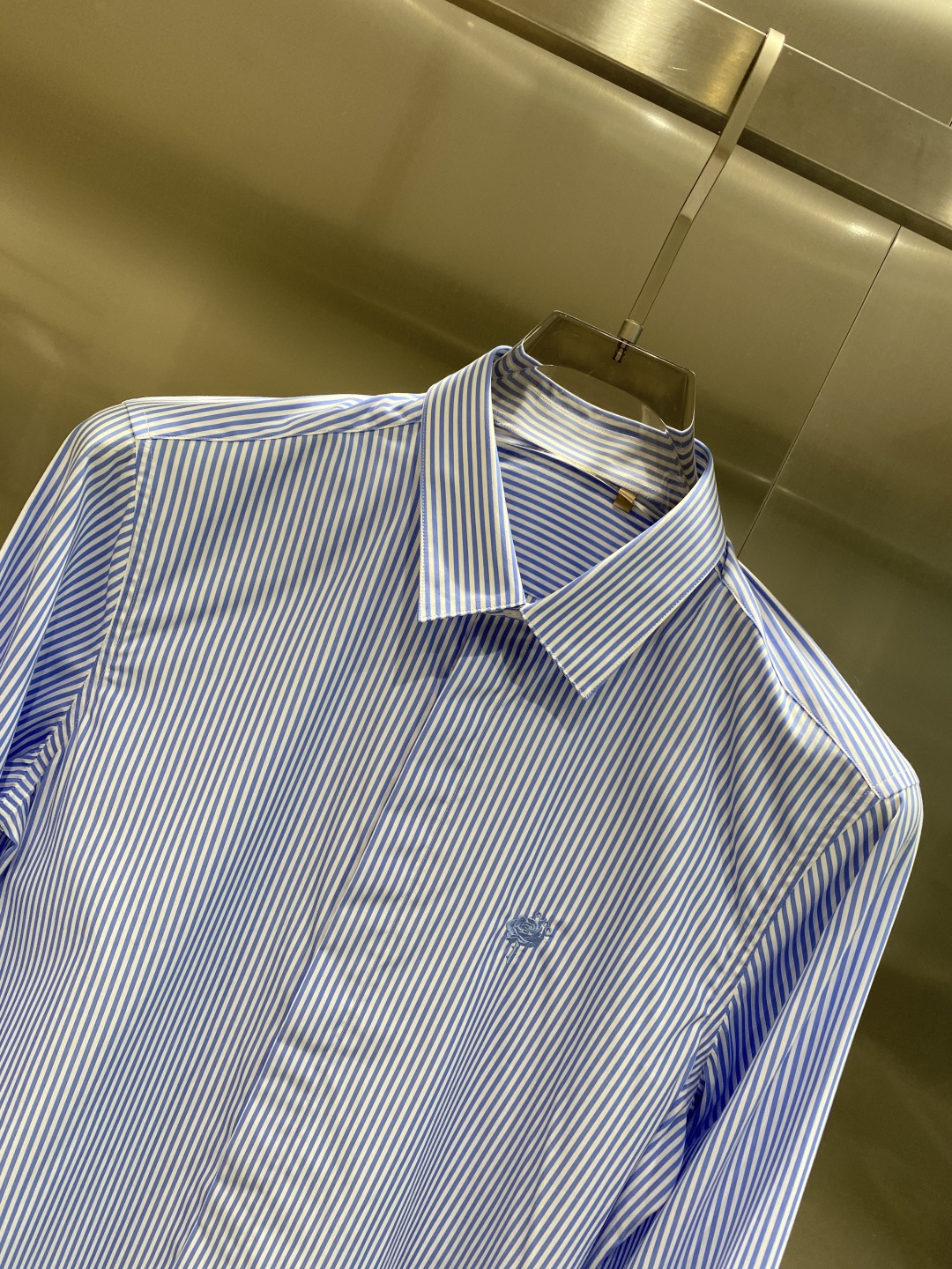 《𝙉𝙚𝙬🤍🖤古家》2025秋冬重磅推荐！高级成衣 十足腔调经典翻领衬衫！胸前品牌LOGO设计 让你感受与