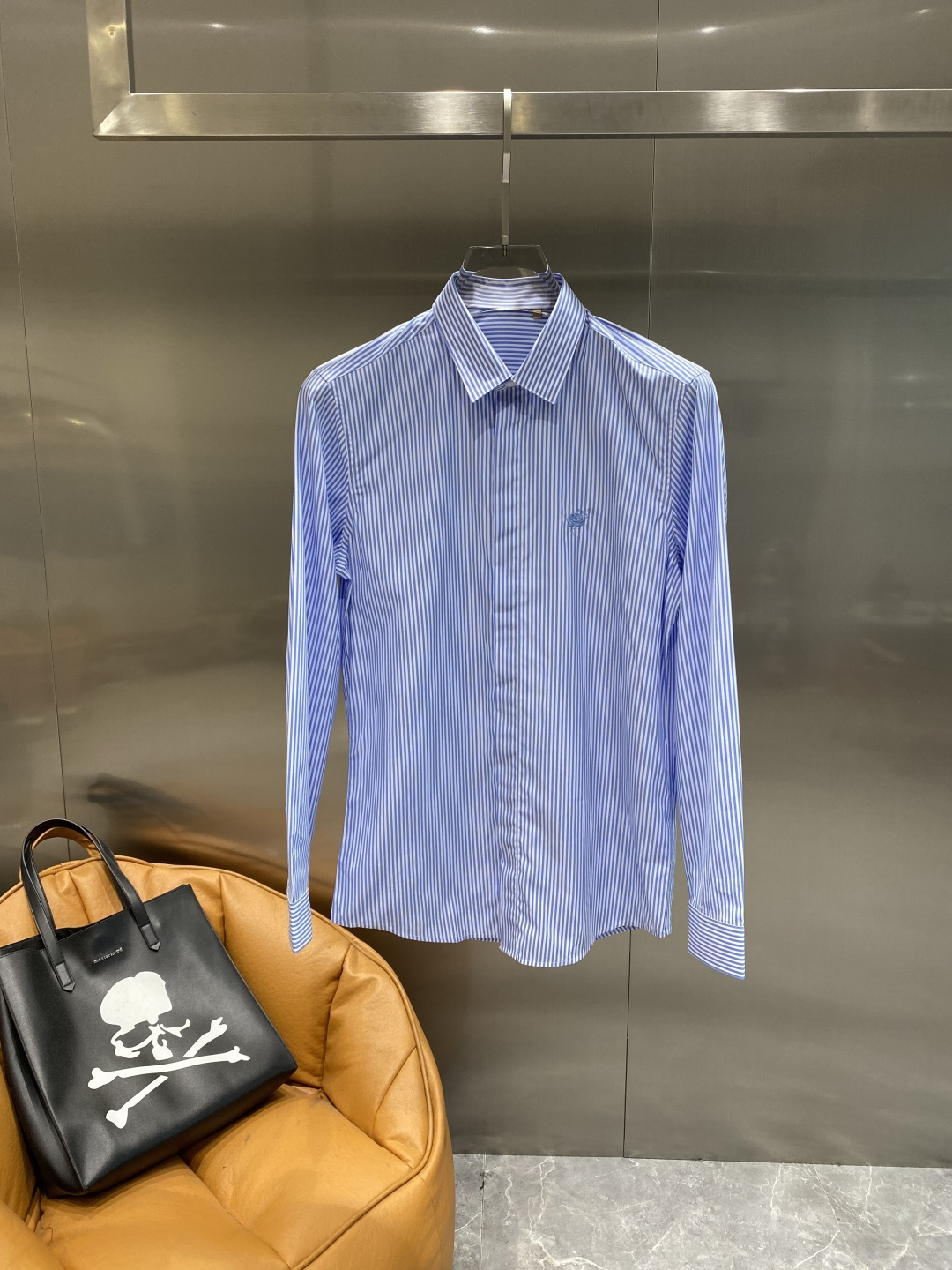 《𝙉𝙚𝙬🤍🖤古家》2025秋冬重磅推荐！高级成衣 十足腔调经典翻领衬衫！胸前品牌LOGO设计 让你感受与