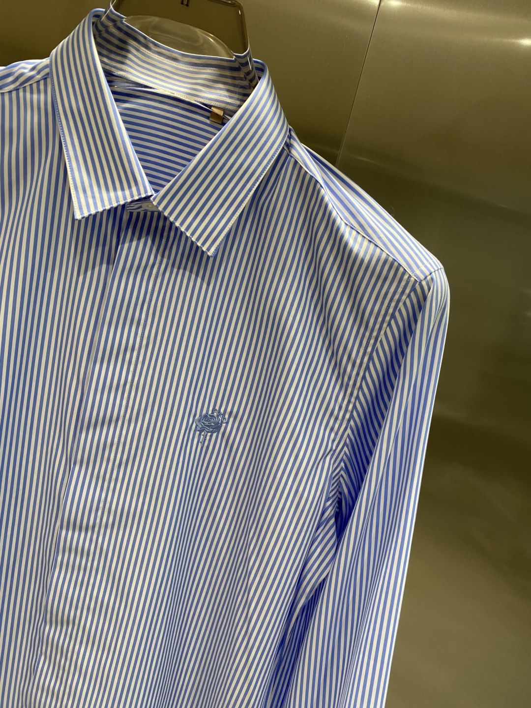 《𝙉𝙚𝙬🤍🖤古家》2025秋冬重磅推荐！高级成衣 十足腔调经典翻领衬衫！胸前品牌LOGO设计 让你感受与