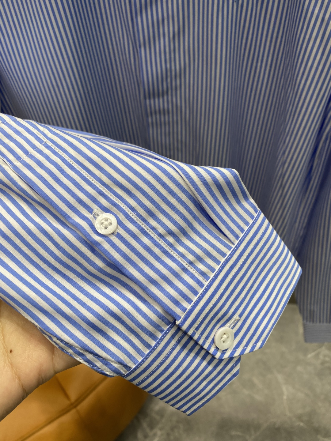 《𝙉𝙚𝙬🤍🖤古家》2025秋冬重磅推荐！高级成衣 十足腔调经典翻领衬衫！胸前品牌LOGO设计 让你感受与