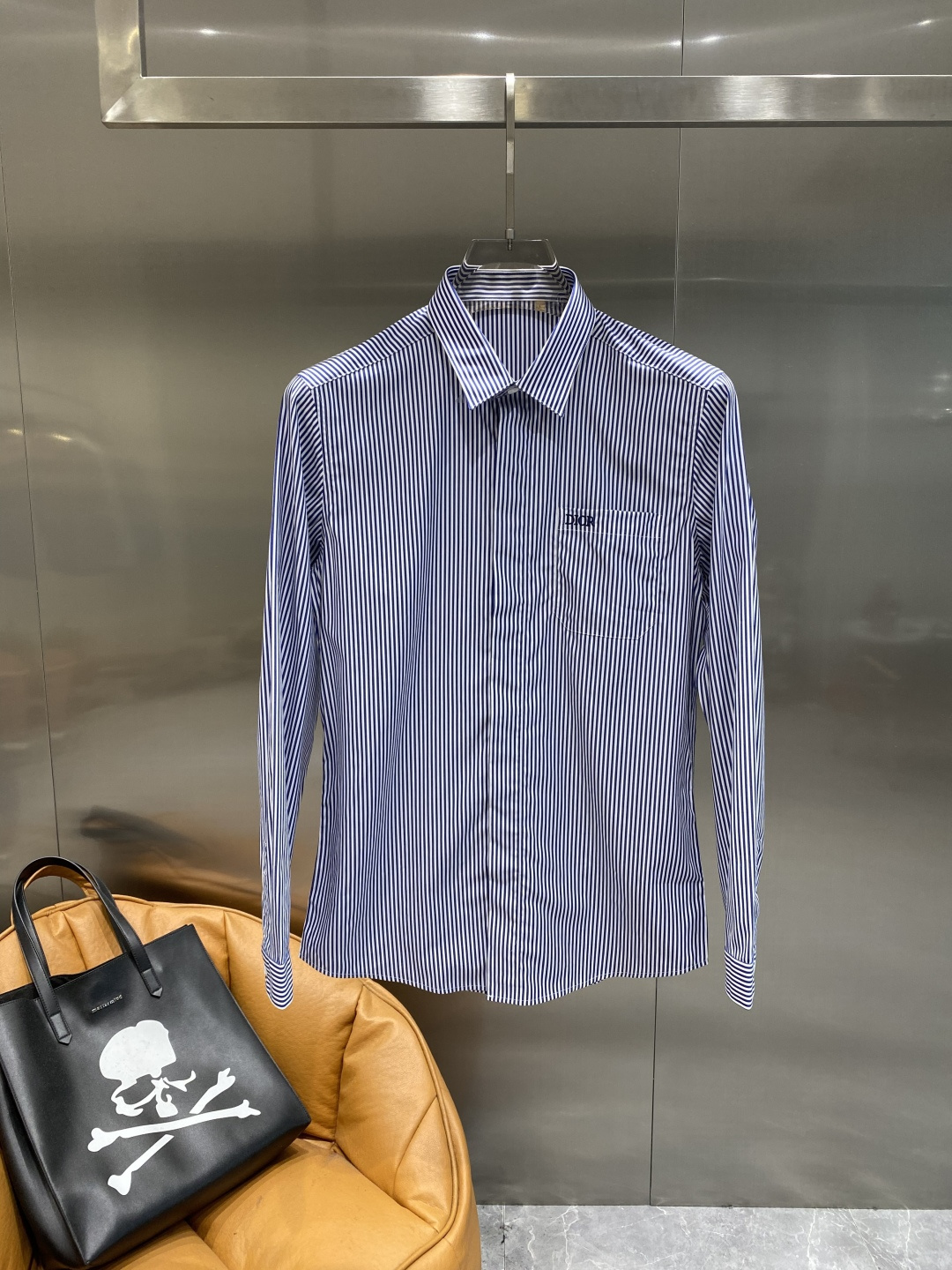 《𝙉𝙚𝙬🤍🖤迪家》2025秋冬重磅推荐！高级成衣 十足腔调经典翻领衬衫！胸前品牌LOGO设计 让你感受与