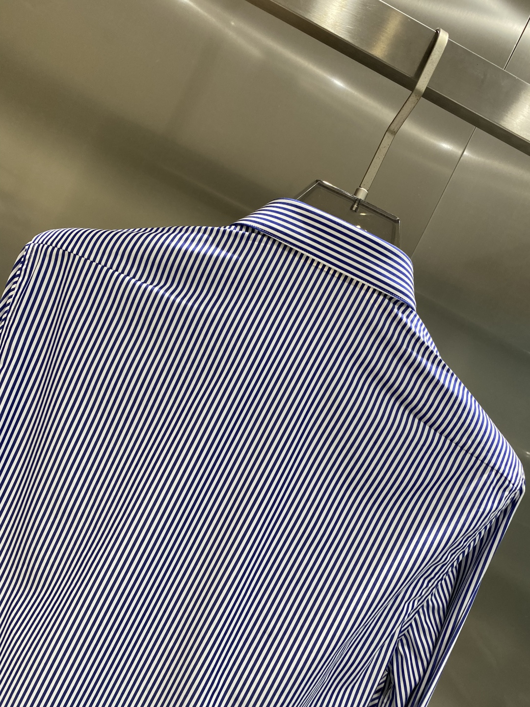 《𝙉𝙚𝙬🤍🖤迪家》2025秋冬重磅推荐！高级成衣 十足腔调经典翻领衬衫！胸前品牌LOGO设计 让你感受与