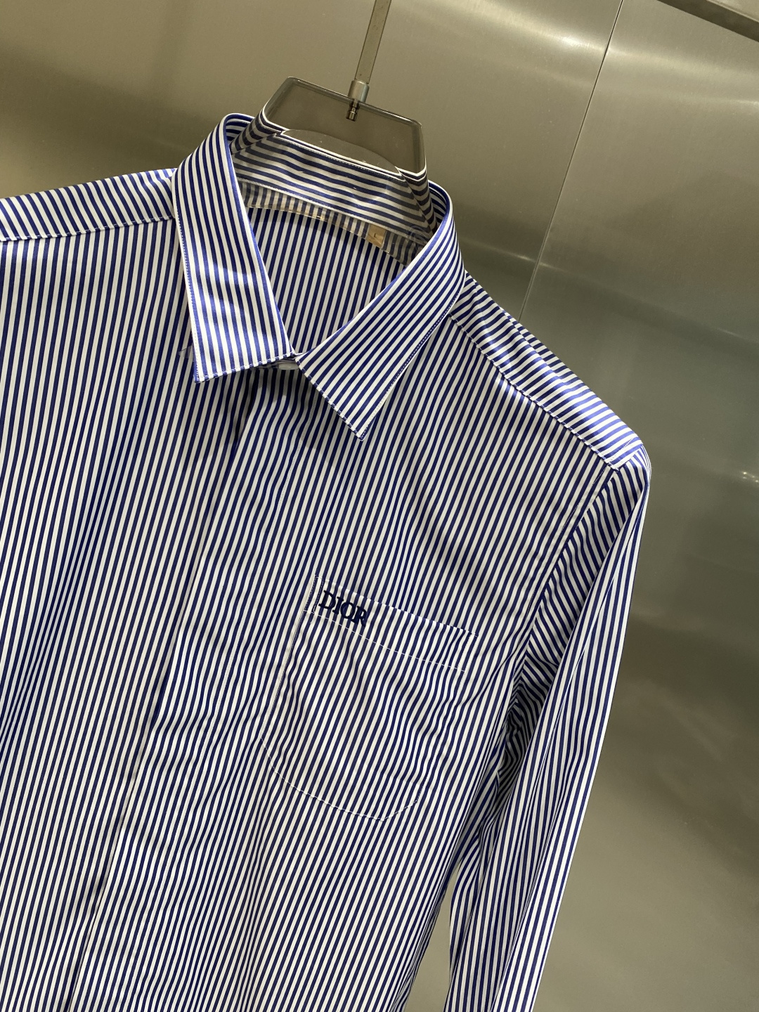 《𝙉𝙚𝙬🤍🖤迪家》2025秋冬重磅推荐！高级成衣 十足腔调经典翻领衬衫！胸前品牌LOGO设计 让你感受与