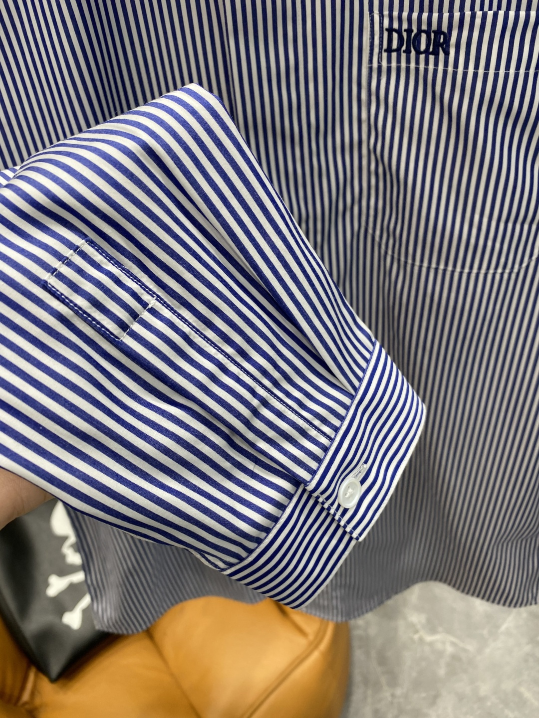 《𝙉𝙚𝙬🤍🖤迪家》2025秋冬重磅推荐！高级成衣 十足腔调经典翻领衬衫！胸前品牌LOGO设计 让你感受与