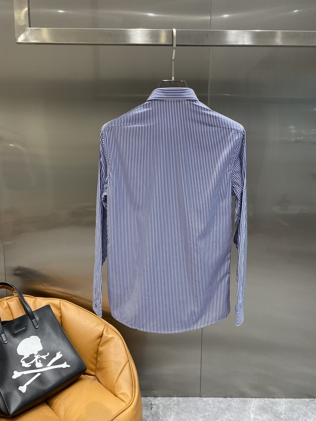 《𝙉𝙚𝙬🤍🖤迪家》2025秋冬重磅推荐！高级成衣 十足腔调经典翻领衬衫！胸前品牌LOGO设计 让你感受与