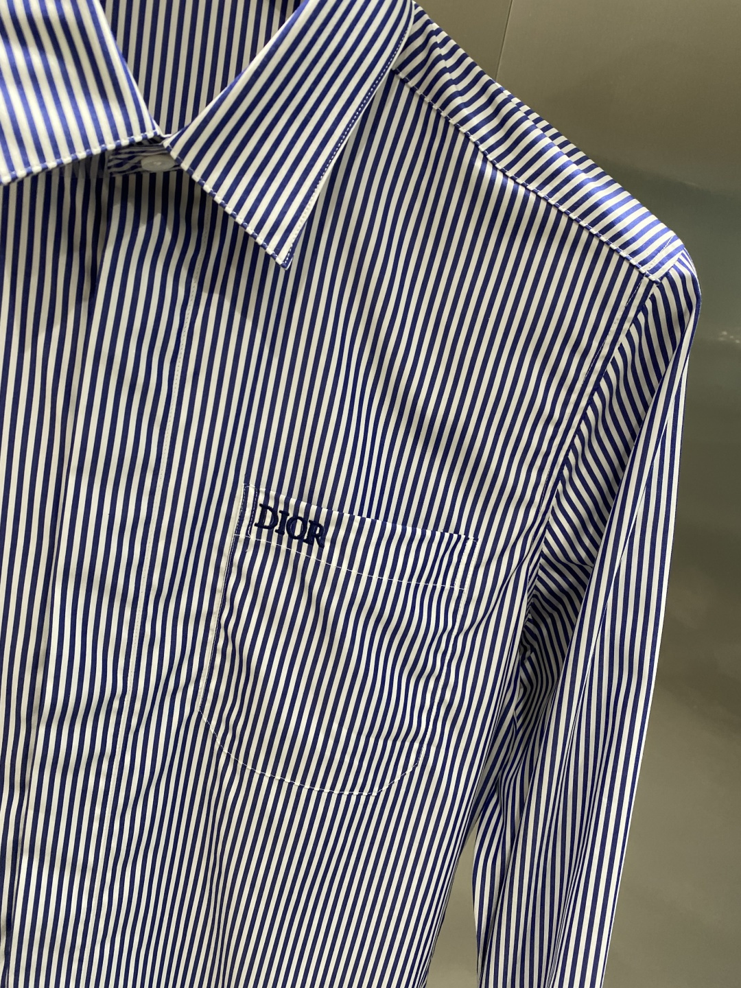 《𝙉𝙚𝙬🤍🖤迪家》2025秋冬重磅推荐！高级成衣 十足腔调经典翻领衬衫！胸前品牌LOGO设计 让你感受与